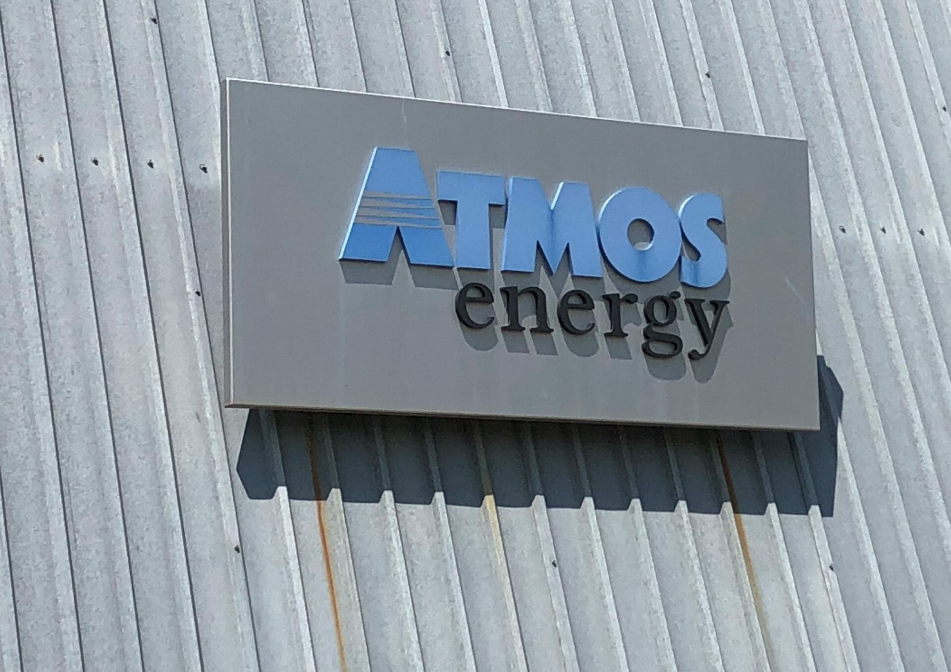 atmos-energy-donates-2-000-to-meals-on-wheels-kqxc-fm